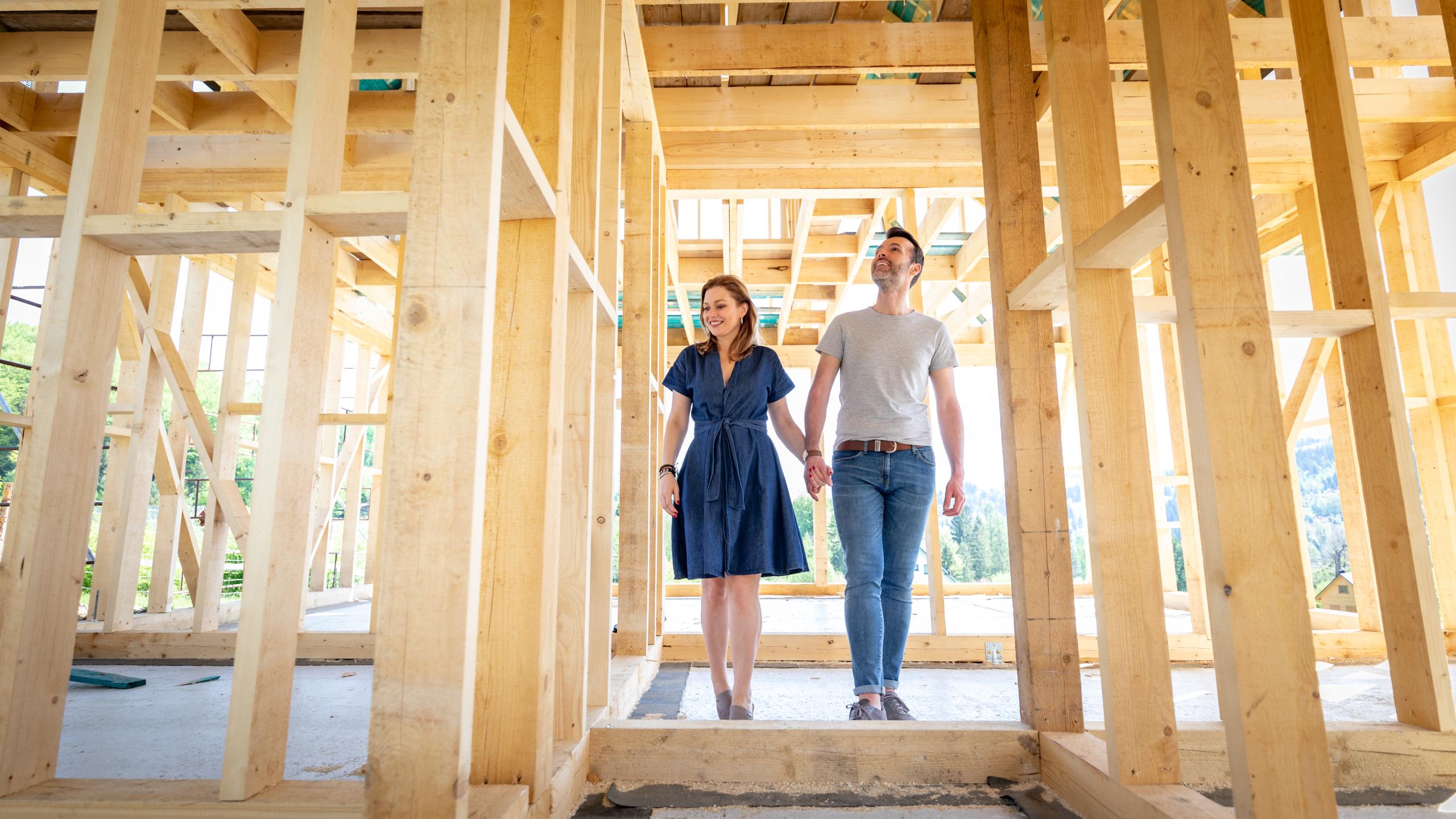 un couple visite un chantier