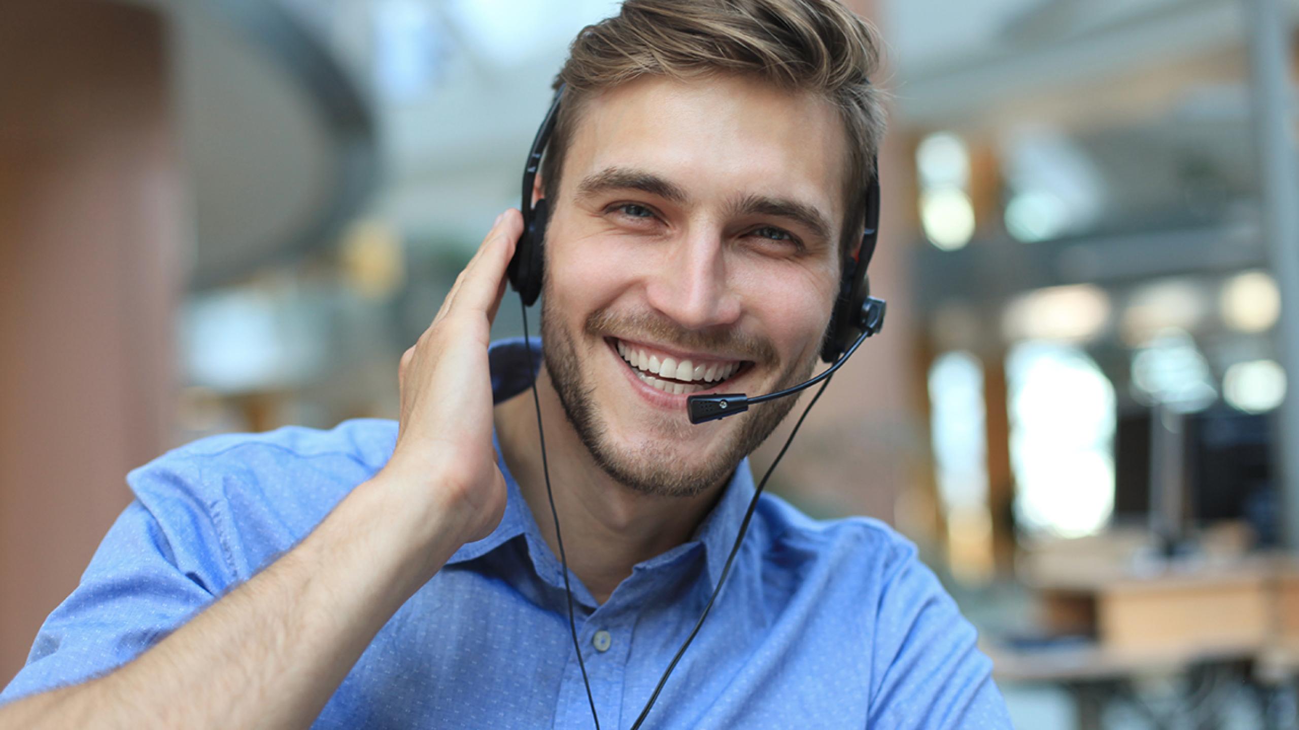 Vriendelijke man met headset