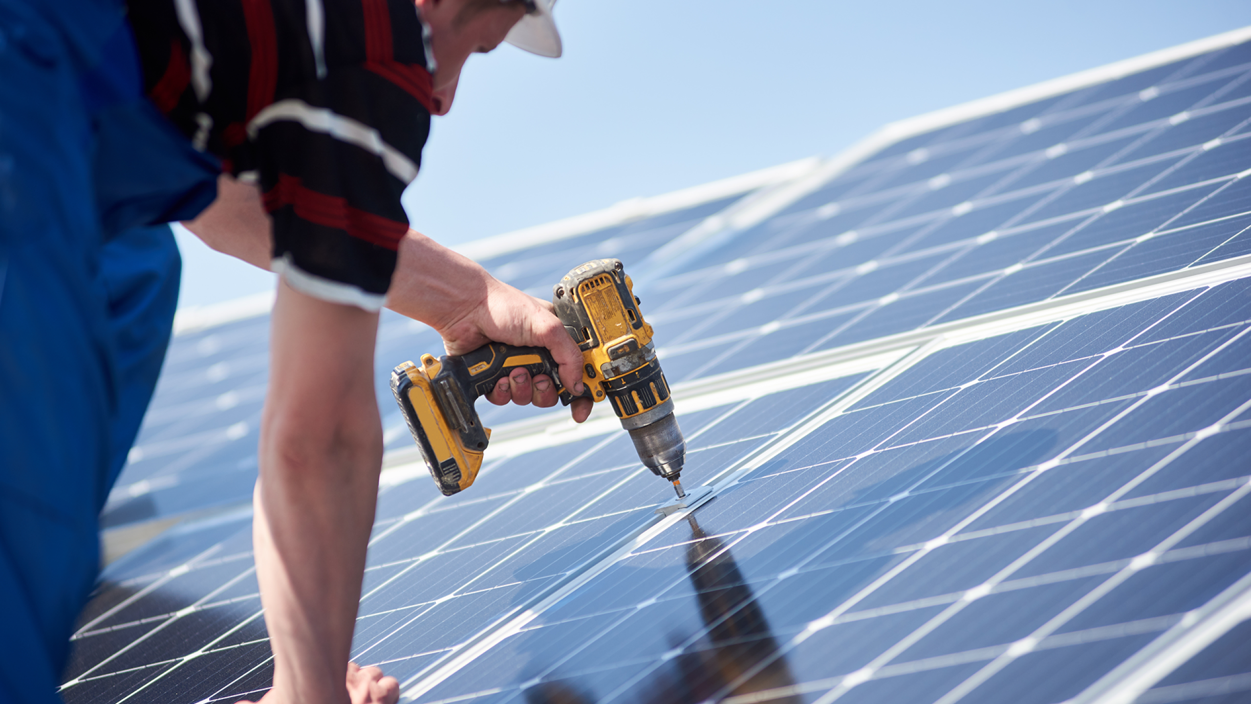 Technicus installeert fotovoltaïsche panelen