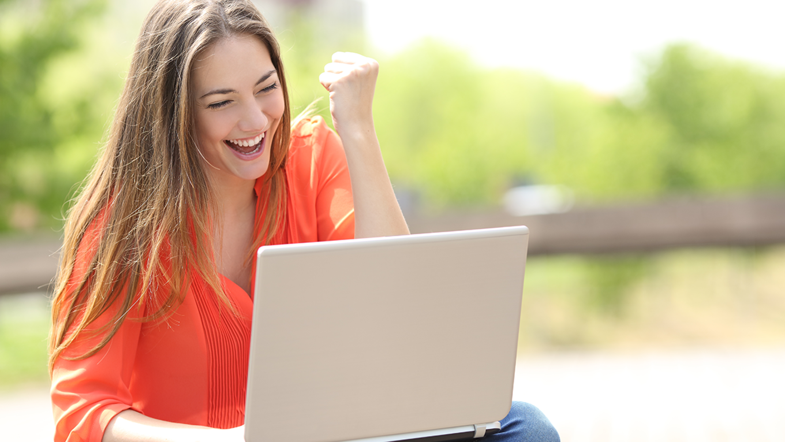 Blije vrouw aan laptop