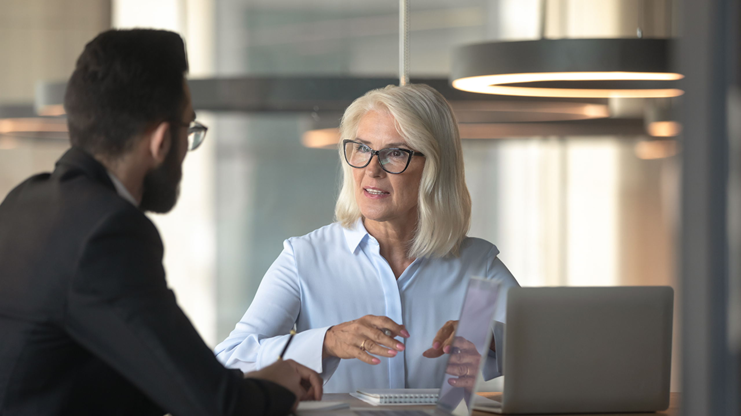 HR-manger aan tafel, in gesprek met collega