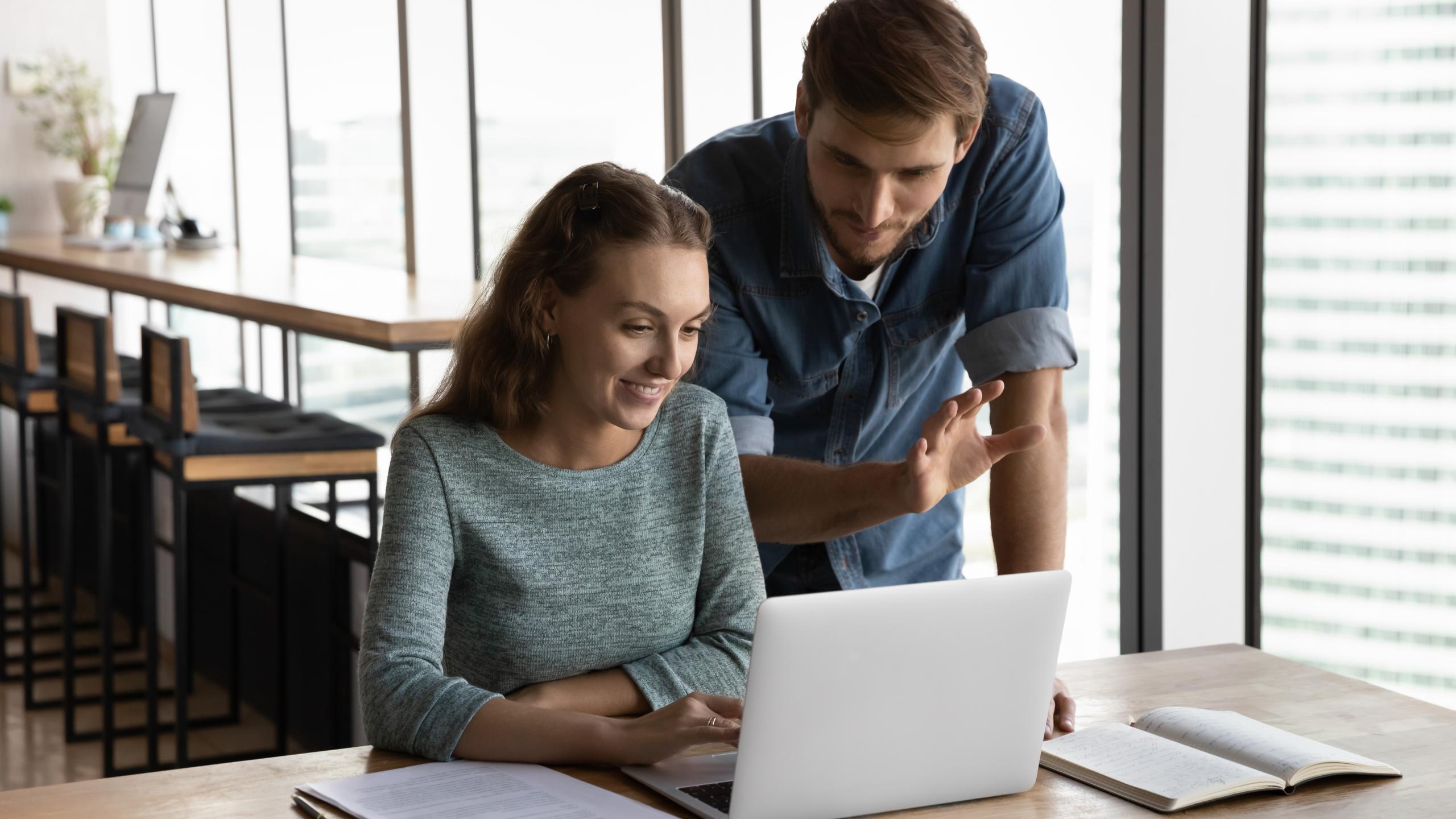 Man en vrouw kijken naar laptop.