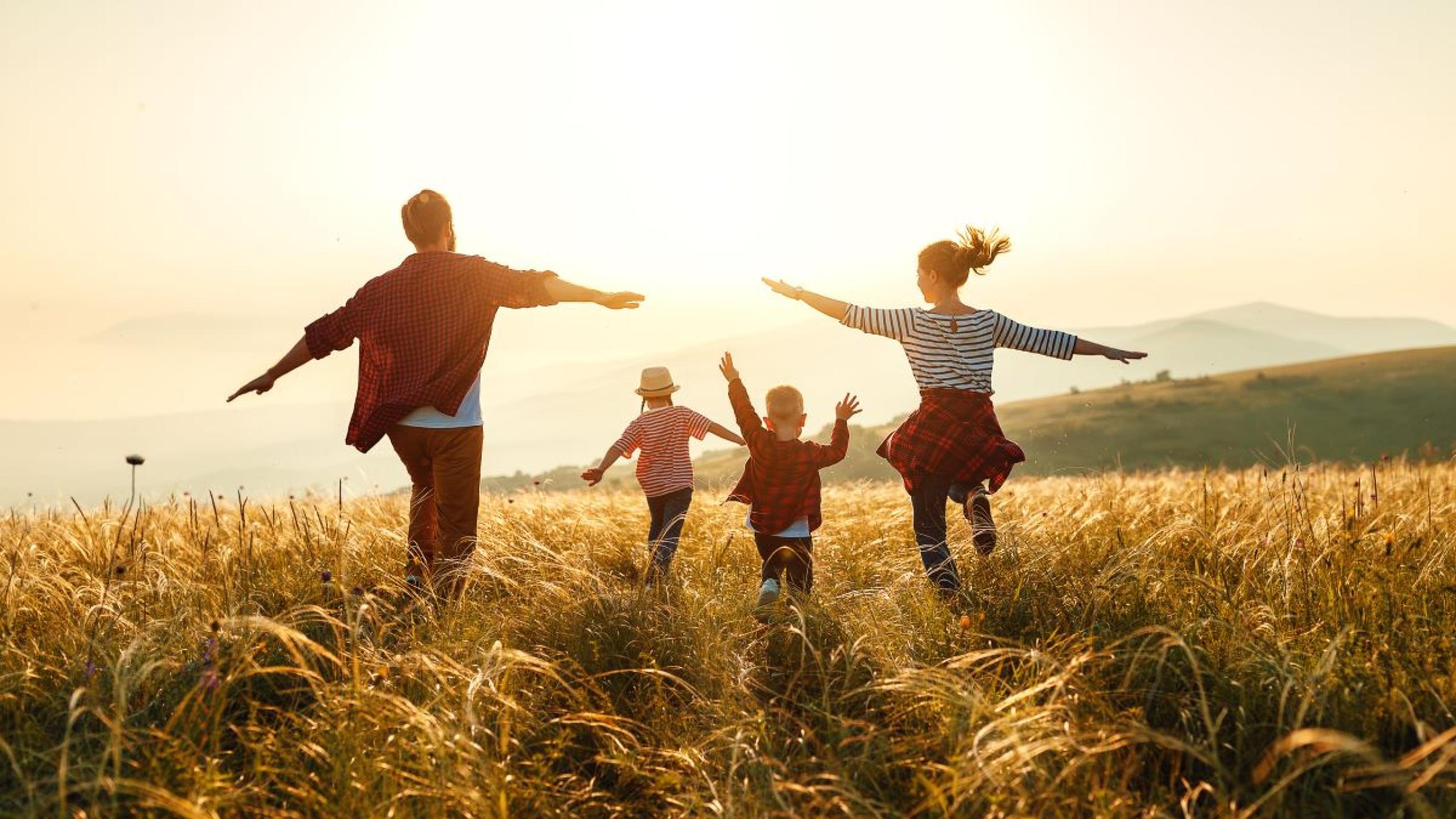 Gezin met twee kinderen in open landschap