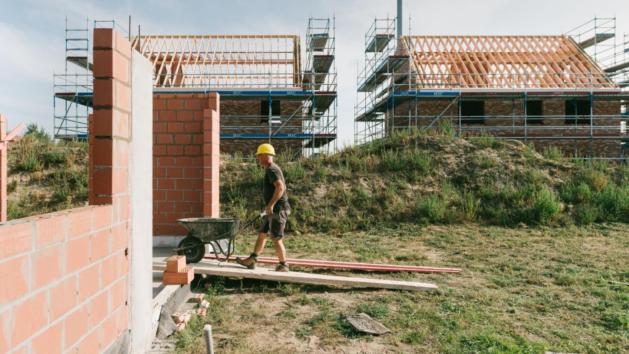 Bouwplaats met huizen in opbouw.
