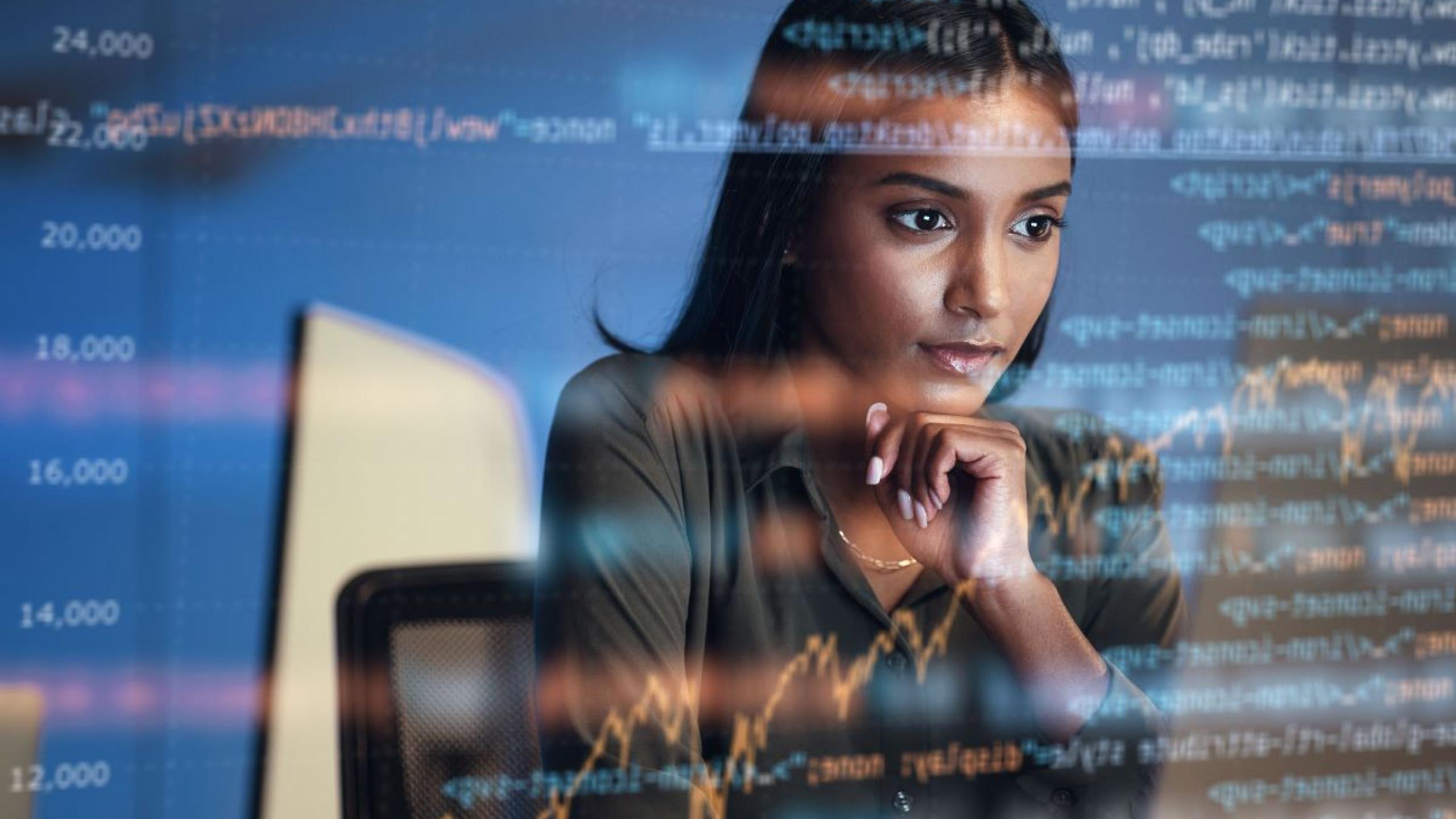 Jonge vrouw bekeken vanuit computerscherm met statistieken.