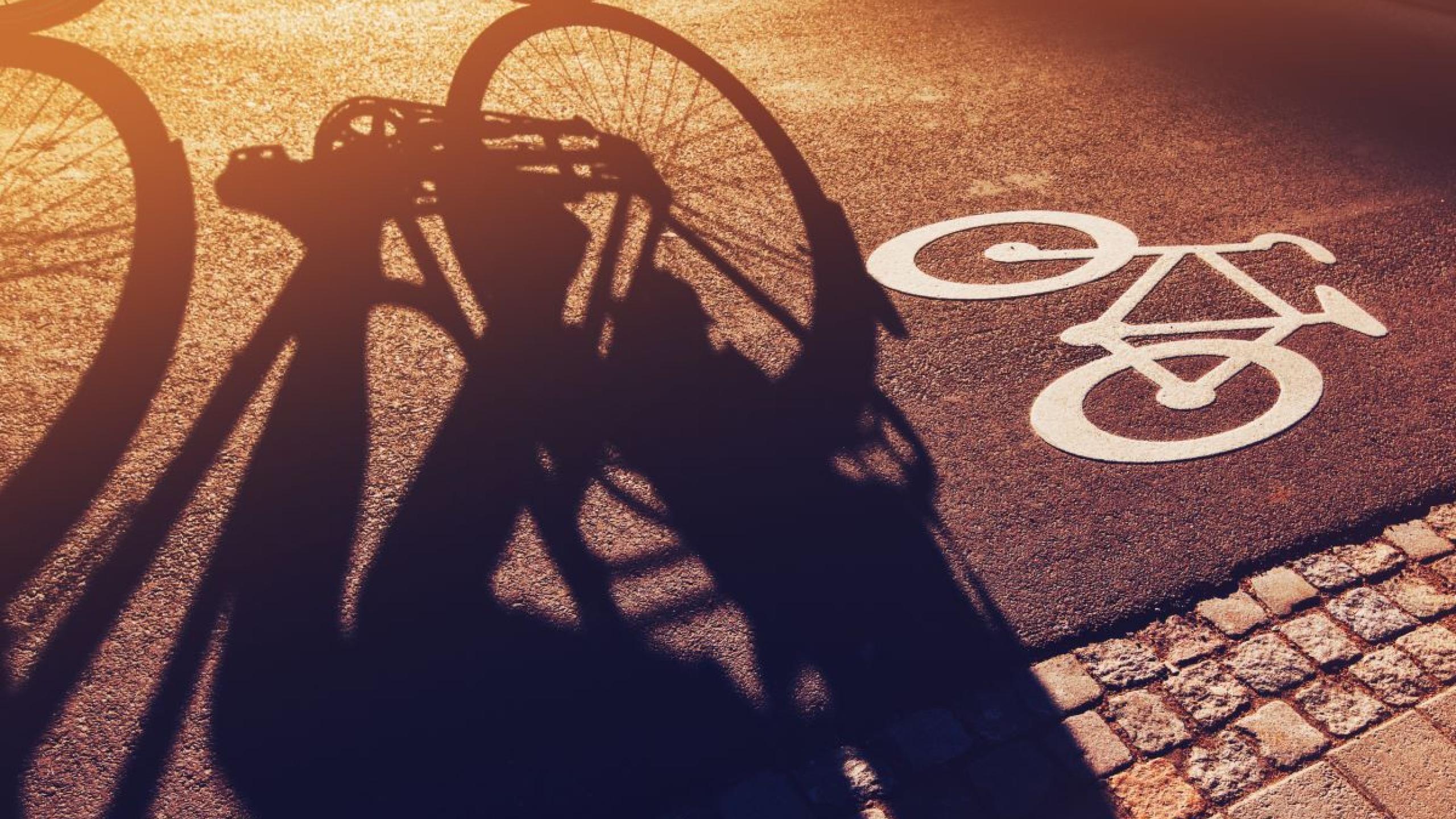 Schaduw van fietser op fietspad.