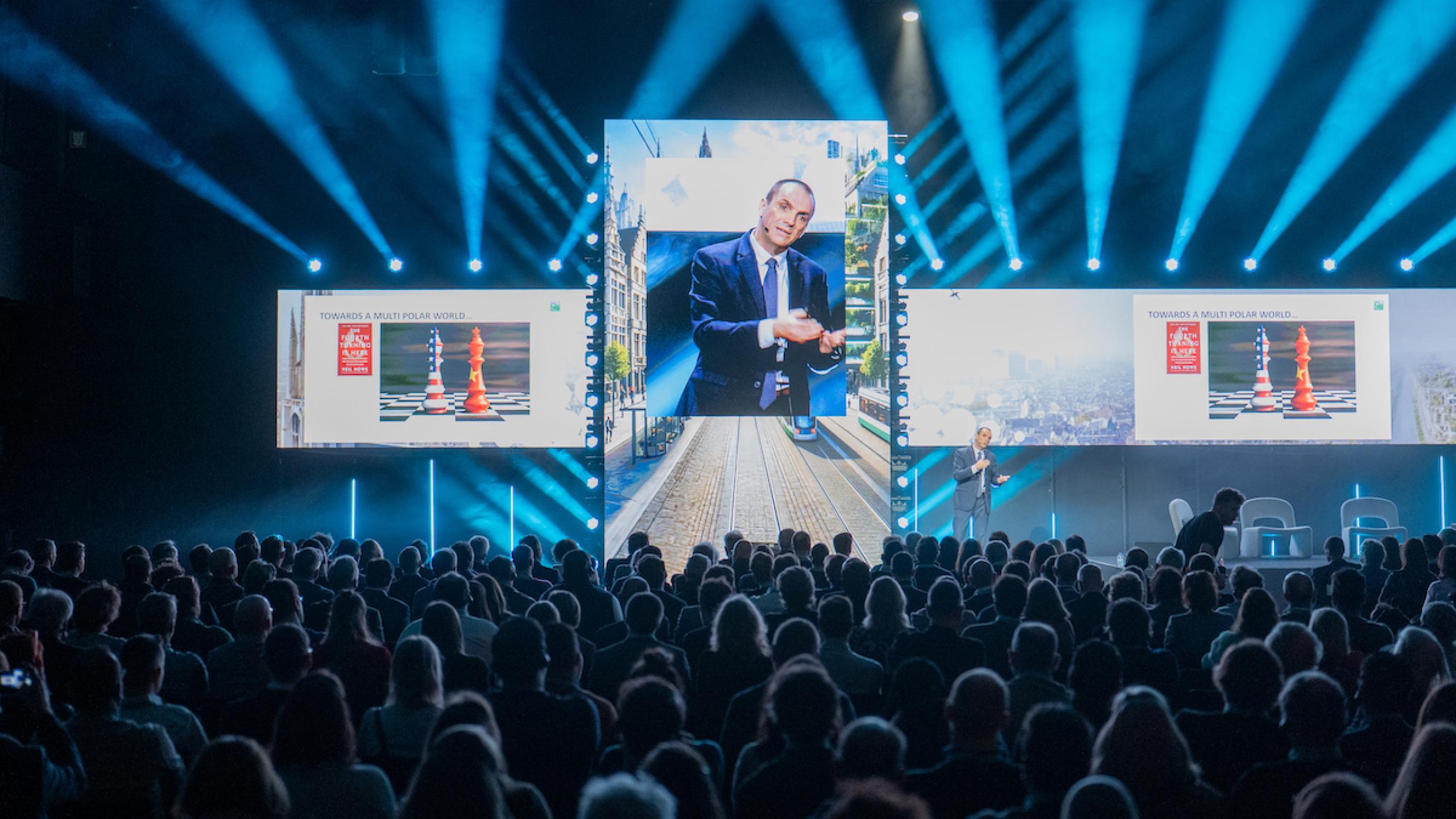 Koen De Leus op podium BouwForum 2025.