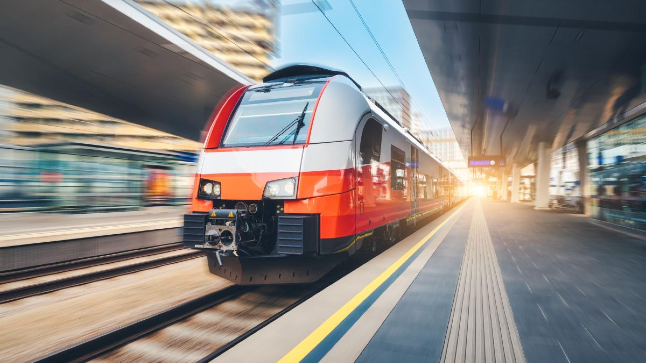Trein rijdt station binnen.