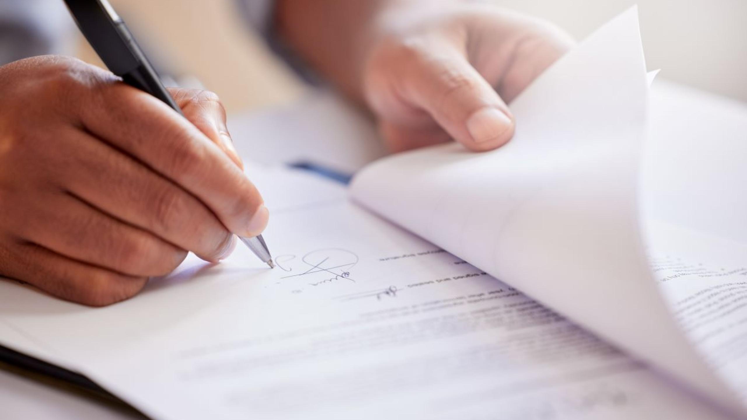 Close-up contract ondertekenen.