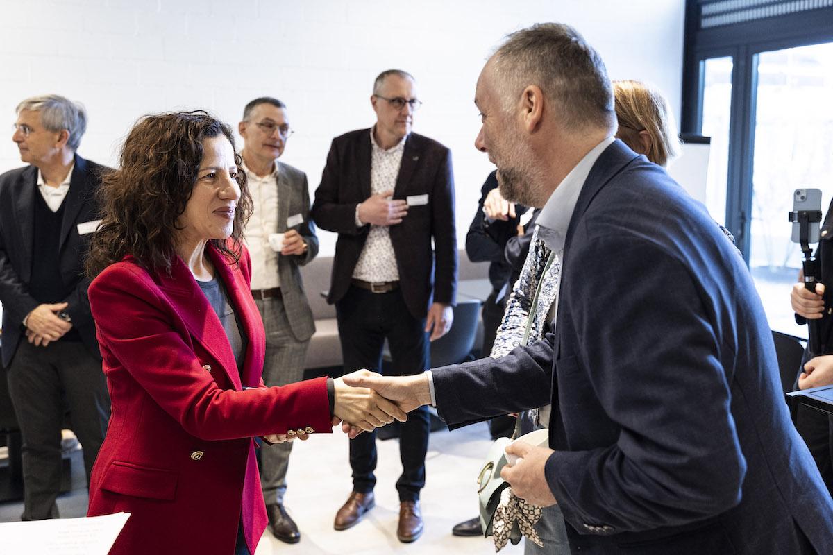 Roxana Mînzatu op bijkomst met Niko Demeester op de achtergrond.