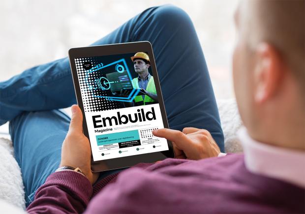 Man leest Embuild Magazine op tablet.