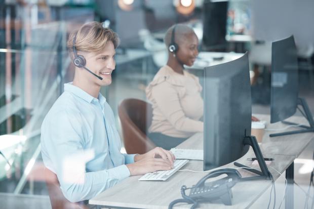 Twee mensen aan de pc in een callcenter.